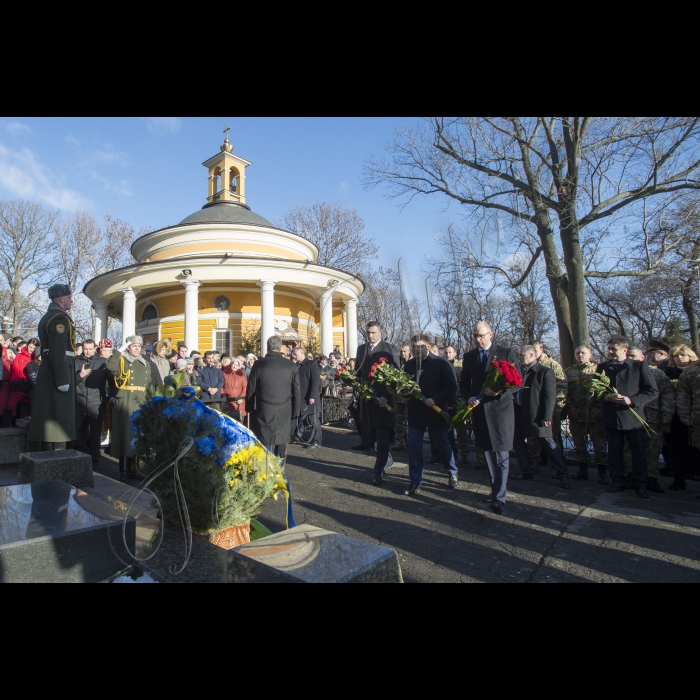 Голова ВР України Володимир Гройсман, Президент України Петро Порошенко, Прем’єр-міністр України Арсеній Яценюк, представники Кабінету міністрів, громадських організацій взяли участь у церемоні покладання квітів до Пам’ятногоХреста Героям Крут