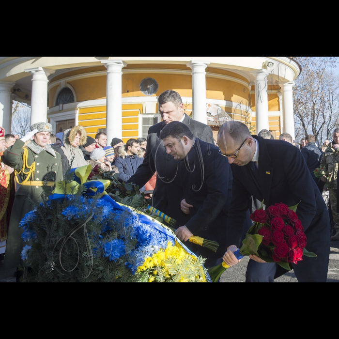 Голова ВР України Володимир Гройсман, Президент України Петро Порошенко, Прем’єр-міністр України Арсеній Яценюк, представники Кабінету міністрів, громадських організацій взяли участь у церемоні покладання квітів до Пам’ятногоХреста Героям Крут