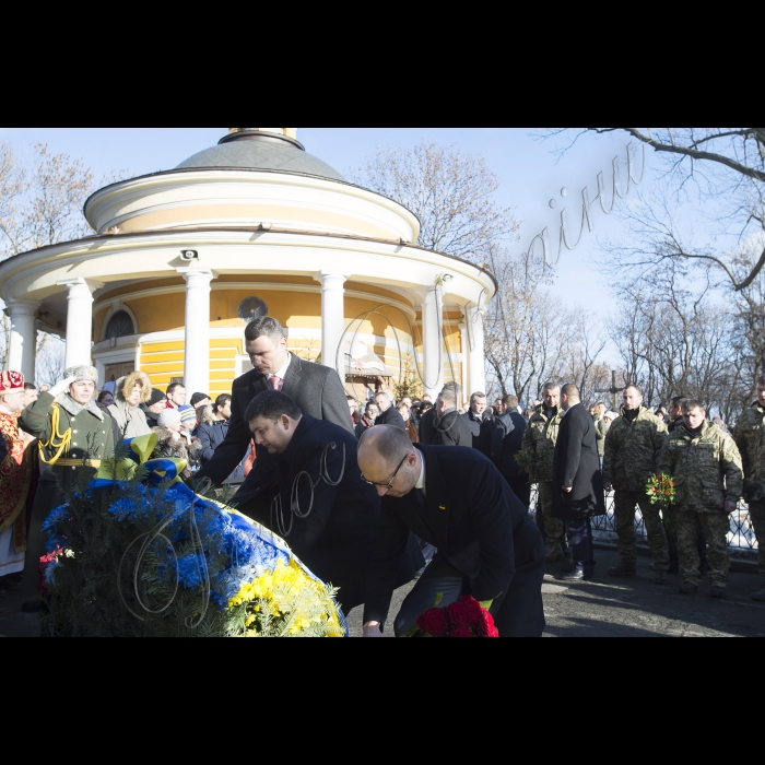 Голова ВР України Володимир Гройсман, Президент України Петро Порошенко, Прем’єр-міністр України Арсеній Яценюк, представники Кабінету міністрів, громадських організацій взяли участь у церемоні покладання квітів до Пам’ятногоХреста Героям Крут