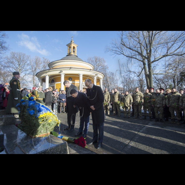 Голова ВР України Володимир Гройсман, Президент України Петро Порошенко, Прем’єр-міністр України Арсеній Яценюк, представники Кабінету міністрів, громадських організацій взяли участь у церемоні покладання квітів до Пам’ятногоХреста Героям Крут