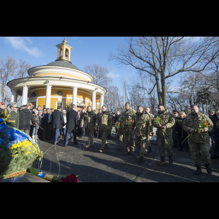 Голова ВР України Володимир Гройсман, Президент України Петро Порошенко, Прем’єр-міністр України Арсеній Яценюк, представники Кабінету міністрів, громадських організацій взяли участь у церемоні покладання квітів до Пам’ятногоХреста Героям Крут