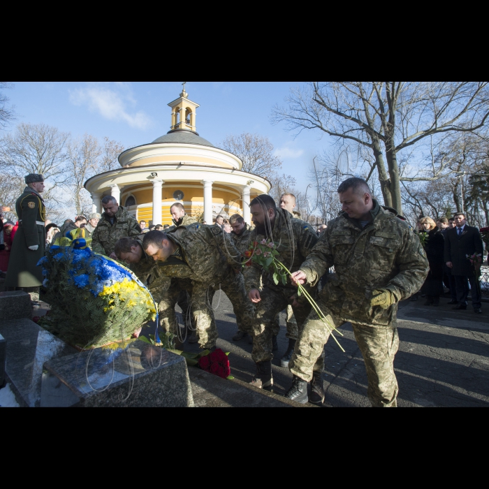 Голова ВР України Володимир Гройсман, Президент України Петро Порошенко, Прем’єр-міністр України Арсеній Яценюк, представники Кабінету міністрів, громадських організацій взяли участь у церемоні покладання квітів до Пам’ятногоХреста Героям Крут