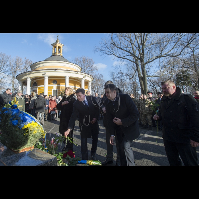 Голова ВР України Володимир Гройсман, Президент України Петро Порошенко, Прем’єр-міністр України Арсеній Яценюк, представники Кабінету міністрів, громадських організацій взяли участь у церемоні покладання квітів до Пам’ятногоХреста Героям Крут