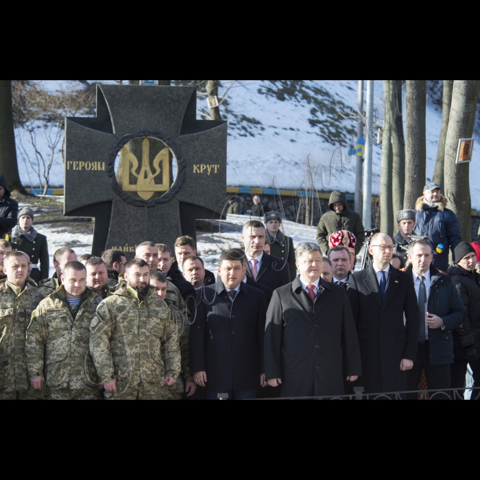 Голова ВР України Володимир Гройсман, Президент України Петро Порошенко, Прем’єр-міністр України Арсеній Яценюк, представники Кабінету міністрів, громадських організацій взяли участь у церемоні покладання квітів до Пам’ятногоХреста Героям Крут