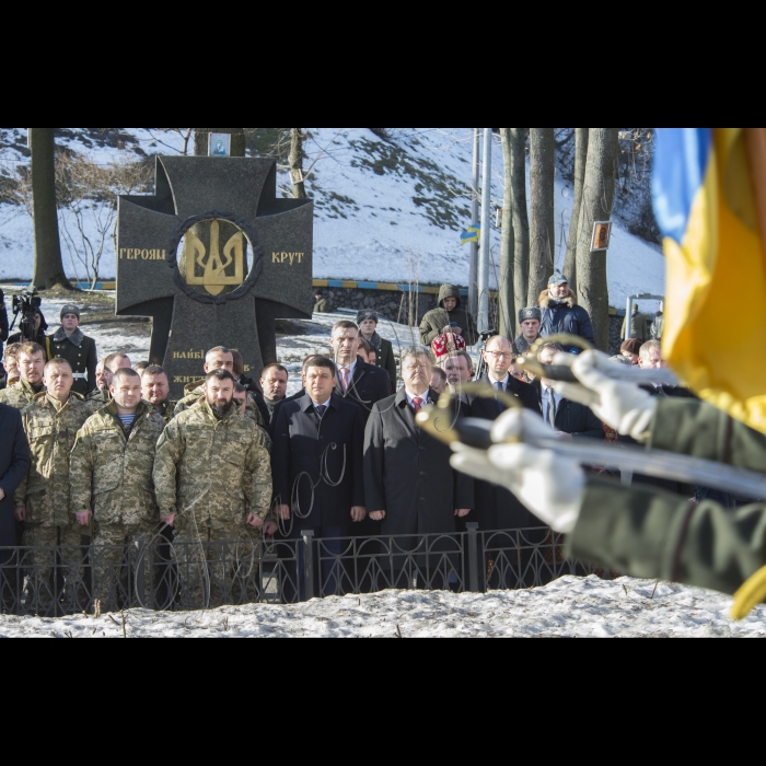 Голова ВР України Володимир Гройсман, Президент України Петро Порошенко, Прем’єр-міністр України Арсеній Яценюк, представники Кабінету міністрів, громадських організацій взяли участь у церемоні покладання квітів до Пам’ятногоХреста Героям Крут