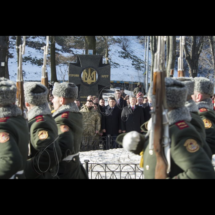 Голова ВР України Володимир Гройсман, Президент України Петро Порошенко, Прем’єр-міністр України Арсеній Яценюк, представники Кабінету міністрів, громадських організацій взяли участь у церемоні покладання квітів до Пам’ятногоХреста Героям Крут