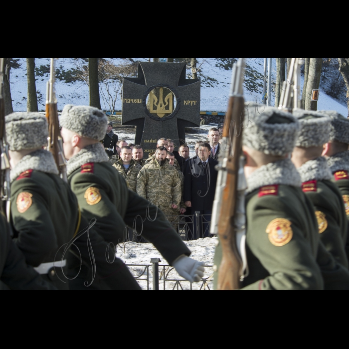 Голова ВР України Володимир Гройсман, Президент України Петро Порошенко, Прем’єр-міністр України Арсеній Яценюк, представники Кабінету міністрів, громадських організацій взяли участь у церемоні покладання квітів до Пам’ятногоХреста Героям Крут