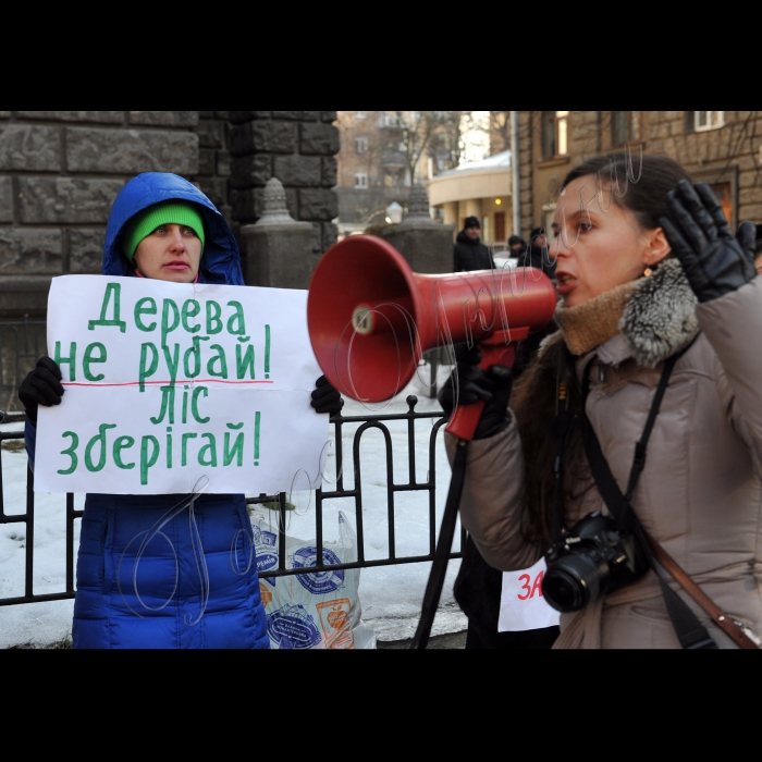 Біля АПУ розпочалась акція «Кличко як завжди нас не чує!» проти вирубки Биківнянського, Біличанського, Голосіївського лісів і сотні незаконних забудов у Києві. Організатор акції – Громадська рада організацій природоохоронного спрямування м. Києва і протестних груп.