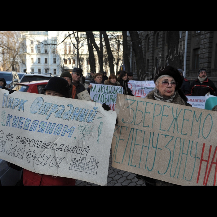 Біля АПУ розпочалась акція «Кличко як завжди нас не чує!» проти вирубки Биківнянського, Біличанського, Голосіївського лісів і сотні незаконних забудов у Києві. Організатор акції – Громадська рада організацій природоохоронного спрямування м. Києва і протестних груп.