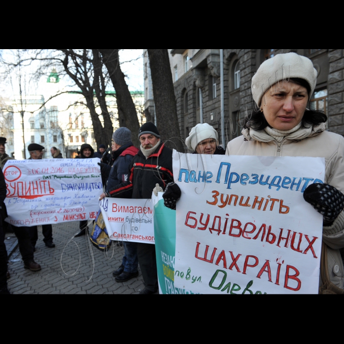 Біля АПУ розпочалась акція «Кличко як завжди нас не чує!» проти вирубки Биківнянського, Біличанського, Голосіївського лісів і сотні незаконних забудов у Києві. Організатор акції – Громадська рада організацій природоохоронного спрямування м. Києва і протестних груп.