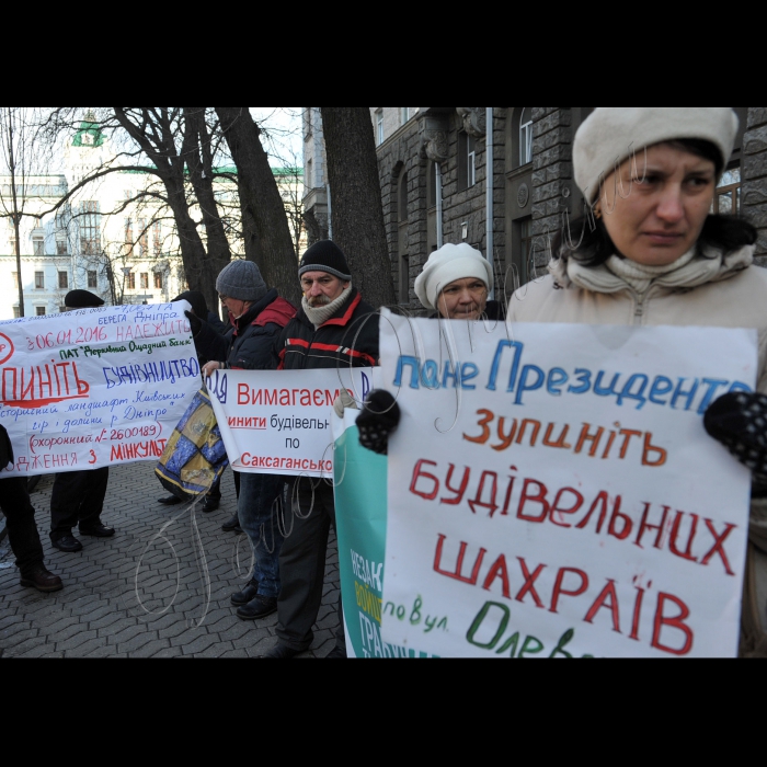 Біля АПУ розпочалась акція «Кличко як завжди нас не чує!» проти вирубки Биківнянського, Біличанського, Голосіївського лісів і сотні незаконних забудов у Києві. Організатор акції – Громадська рада організацій природоохоронного спрямування м. Києва і протестних груп.