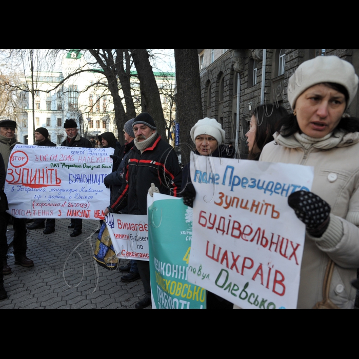 Біля АПУ розпочалась акція «Кличко як завжди нас не чує!» проти вирубки Биківнянського, Біличанського, Голосіївського лісів і сотні незаконних забудов у Києві. Організатор акції – Громадська рада організацій природоохоронного спрямування м. Києва і протестних груп.