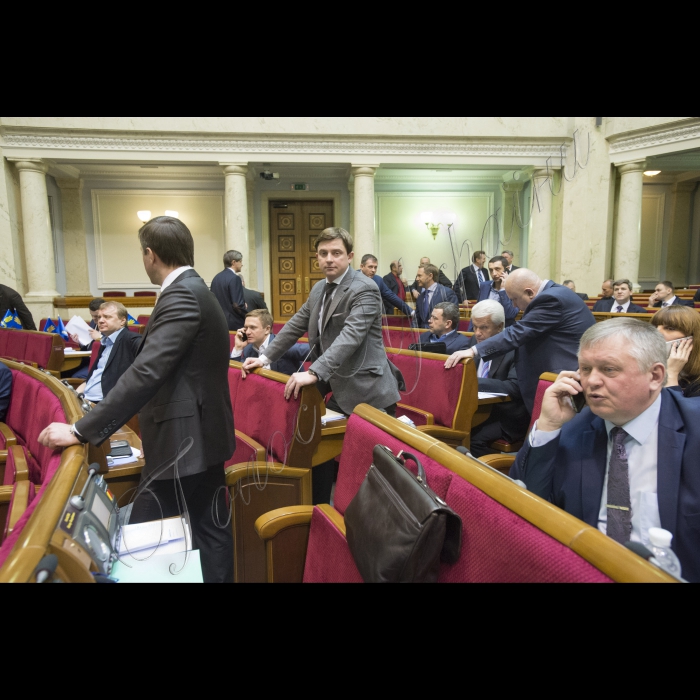 Пленарне засідання Верховної Ради України.
В центрі Олесь Довгий 