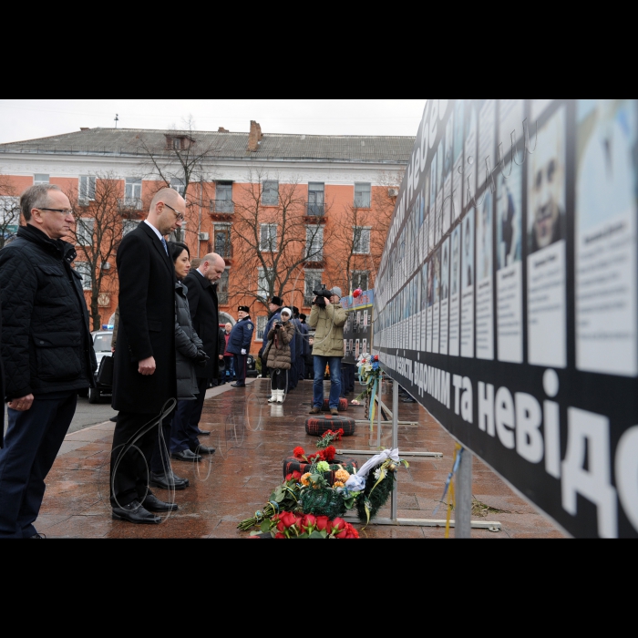 Прем'єр-міністр України Арсеній Яценюк під час церемонії запуску груп швидкого реагування патрульної поліції Білоцерківського відділу поліції ГУ Національної поліції в Київській області, у Білій Церкві. Ці групи працюватимуть в рамках експерименту, розробленого за підтримки Консультативної місії ЄС на базі Самбірського відділу поліції Львівщини. Зараз цей досвід запроваджується у Київській, Харківській та Львівській областях. У заході візьмуть участь: міністр внутрішніх справ України Арсен Аваков, голова Національної поліції України Хатія Деканоідзе, голова представництва Європейського Союзу в Україні Ян Томбінський і новий Голова Консультативної місії ЄС Кястутіс Ланчінскас (Київська область, м. Біла Церква)