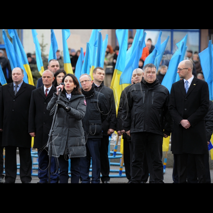 Прем'єр-міністр України Арсеній Яценюк під час церемонії запуску груп швидкого реагування патрульної поліції Білоцерківського відділу поліції ГУ Національної поліції в Київській області, у Білій Церкві. Ці групи працюватимуть в рамках експерименту, розробленого за підтримки Консультативної місії ЄС на базі Самбірського відділу поліції Львівщини. Зараз цей досвід запроваджується у Київській, Харківській та Львівській областях. У заході візьмуть участь: міністр внутрішніх справ України Арсен Аваков, голова Національної поліції України Хатія Деканоідзе, голова представництва Європейського Союзу в Україні Ян Томбінський і новий Голова Консультативної місії ЄС Кястутіс Ланчінскас (Київська область, м. Біла Церква)