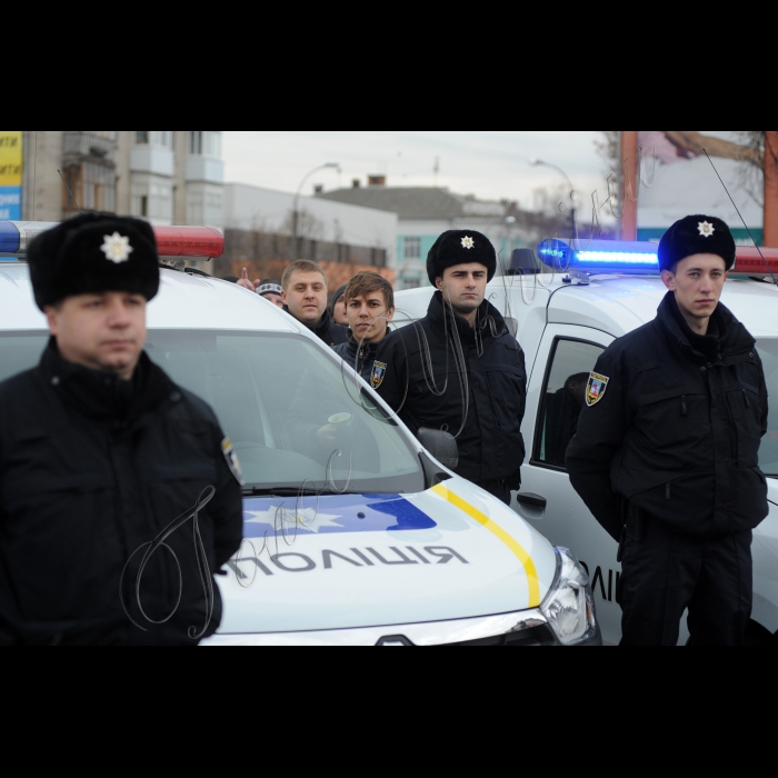 Прем'єр-міністр України Арсеній Яценюк під час церемонії запуску груп швидкого реагування патрульної поліції Білоцерківського відділу поліції ГУ Національної поліції в Київській області, у Білій Церкві. Ці групи працюватимуть в рамках експерименту, розробленого за підтримки Консультативної місії ЄС на базі Самбірського відділу поліції Львівщини. Зараз цей досвід запроваджується у Київській, Харківській та Львівській областях. У заході візьмуть участь: міністр внутрішніх справ України Арсен Аваков, голова Національної поліції України Хатія Деканоідзе, голова представництва Європейського Союзу в Україні Ян Томбінський і новий Голова Консультативної місії ЄС Кястутіс Ланчінскас (Київська область, м. Біла Церква)