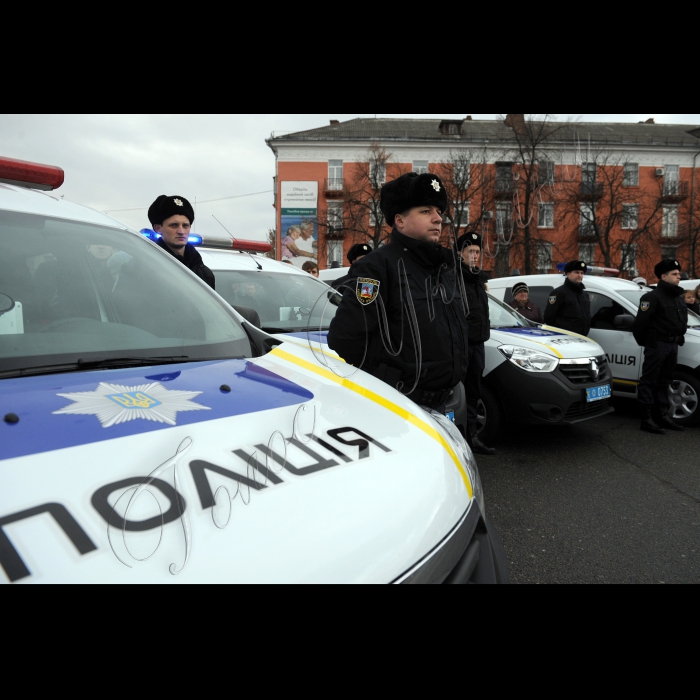 Прем'єр-міністр України Арсеній Яценюк під час церемонії запуску груп швидкого реагування патрульної поліції Білоцерківського відділу поліції ГУ Національної поліції в Київській області, у Білій Церкві. Ці групи працюватимуть в рамках експерименту, розробленого за підтримки Консультативної місії ЄС на базі Самбірського відділу поліції Львівщини. Зараз цей досвід запроваджується у Київській, Харківській та Львівській областях. У заході візьмуть участь: міністр внутрішніх справ України Арсен Аваков, голова Національної поліції України Хатія Деканоідзе, голова представництва Європейського Союзу в Україні Ян Томбінський і новий Голова Консультативної місії ЄС Кястутіс Ланчінскас (Київська область, м. Біла Церква)