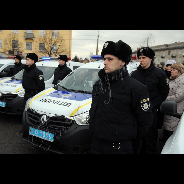 Прем'єр-міністр України Арсеній Яценюк під час церемонії запуску груп швидкого реагування патрульної поліції Білоцерківського відділу поліції ГУ Національної поліції в Київській області, у Білій Церкві. Ці групи працюватимуть в рамках експерименту, розробленого за підтримки Консультативної місії ЄС на базі Самбірського відділу поліції Львівщини. Зараз цей досвід запроваджується у Київській, Харківській та Львівській областях. У заході візьмуть участь: міністр внутрішніх справ України Арсен Аваков, голова Національної поліції України Хатія Деканоідзе, голова представництва Європейського Союзу в Україні Ян Томбінський і новий Голова Консультативної місії ЄС Кястутіс Ланчінскас (Київська область, м. Біла Церква)