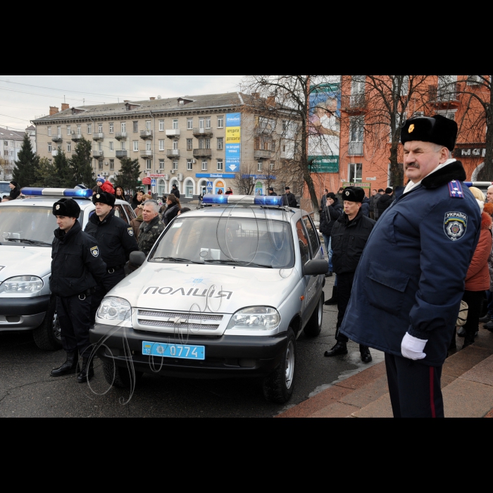 Прем'єр-міністр України Арсеній Яценюк під час церемонії запуску груп швидкого реагування патрульної поліції Білоцерківського відділу поліції ГУ Національної поліції в Київській області, у Білій Церкві. Ці групи працюватимуть в рамках експерименту, розробленого за підтримки Консультативної місії ЄС на базі Самбірського відділу поліції Львівщини. Зараз цей досвід запроваджується у Київській, Харківській та Львівській областях. У заході візьмуть участь: міністр внутрішніх справ України Арсен Аваков, голова Національної поліції України Хатія Деканоідзе, голова представництва Європейського Союзу в Україні Ян Томбінський і новий Голова Консультативної місії ЄС Кястутіс Ланчінскас (Київська область, м. Біла Церква)