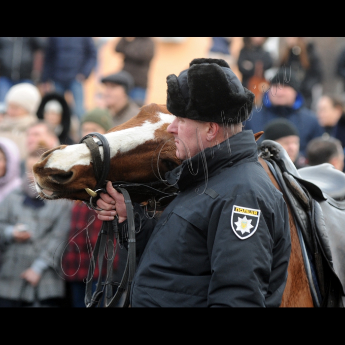 Прем'єр-міністр України Арсеній Яценюк під час церемонії запуску груп швидкого реагування патрульної поліції Білоцерківського відділу поліції ГУ Національної поліції в Київській області, у Білій Церкві. Ці групи працюватимуть в рамках експерименту, розробленого за підтримки Консультативної місії ЄС на базі Самбірського відділу поліції Львівщини. Зараз цей досвід запроваджується у Київській, Харківській та Львівській областях. У заході візьмуть участь: міністр внутрішніх справ України Арсен Аваков, голова Національної поліції України Хатія Деканоідзе, голова представництва Європейського Союзу в Україні Ян Томбінський і новий Голова Консультативної місії ЄС Кястутіс Ланчінскас (Київська область, м. Біла Церква)