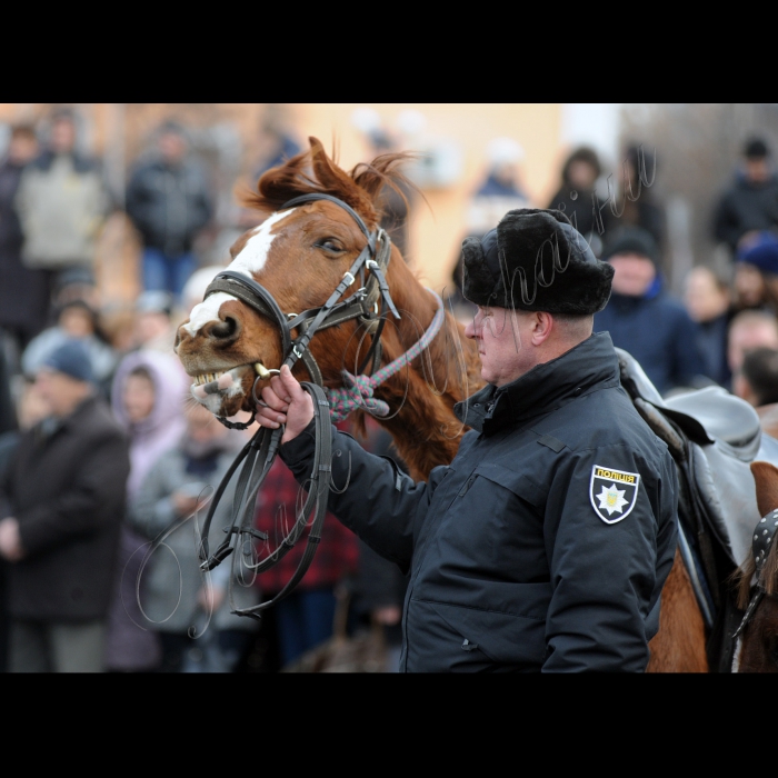 Прем'єр-міністр України Арсеній Яценюк під час церемонії запуску груп швидкого реагування патрульної поліції Білоцерківського відділу поліції ГУ Національної поліції в Київській області, у Білій Церкві. Ці групи працюватимуть в рамках експерименту, розробленого за підтримки Консультативної місії ЄС на базі Самбірського відділу поліції Львівщини. Зараз цей досвід запроваджується у Київській, Харківській та Львівській областях. У заході візьмуть участь: міністр внутрішніх справ України Арсен Аваков, голова Національної поліції України Хатія Деканоідзе, голова представництва Європейського Союзу в Україні Ян Томбінський і новий Голова Консультативної місії ЄС Кястутіс Ланчінскас (Київська область, м. Біла Церква)