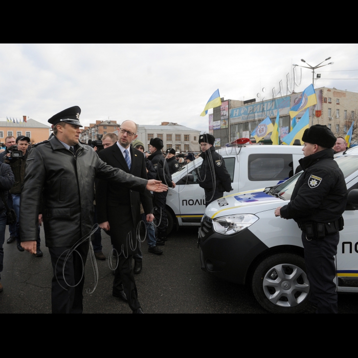 Прем'єр-міністр України Арсеній Яценюк під час церемонії запуску груп швидкого реагування патрульної поліції Білоцерківського відділу поліції ГУ Національної поліції в Київській області, у Білій Церкві. Ці групи працюватимуть в рамках експерименту, розробленого за підтримки Консультативної місії ЄС на базі Самбірського відділу поліції Львівщини. Зараз цей досвід запроваджується у Київській, Харківській та Львівській областях. У заході візьмуть участь: міністр внутрішніх справ України Арсен Аваков, голова Національної поліції України Хатія Деканоідзе, голова представництва Європейського Союзу в Україні Ян Томбінський і новий Голова Консультативної місії ЄС Кястутіс Ланчінскас (Київська область, м. Біла Церква)