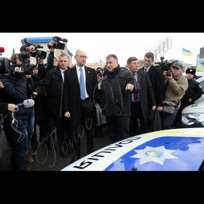 Прем'єр-міністр України Арсеній Яценюк під час церемонії запуску груп швидкого реагування патрульної поліції Білоцерківського відділу поліції ГУ Національної поліції в Київській області, у Білій Церкві. Ці групи працюватимуть в рамках експерименту, розробленого за підтримки Консультативної місії ЄС на базі Самбірського відділу поліції Львівщини. Зараз цей досвід запроваджується у Київській, Харківській та Львівській областях. У заході візьмуть участь: міністр внутрішніх справ України Арсен Аваков, голова Національної поліції України Хатія Деканоідзе, голова представництва Європейського Союзу в Україні Ян Томбінський і новий Голова Консультативної місії ЄС Кястутіс Ланчінскас (Київська область, м. Біла Церква)