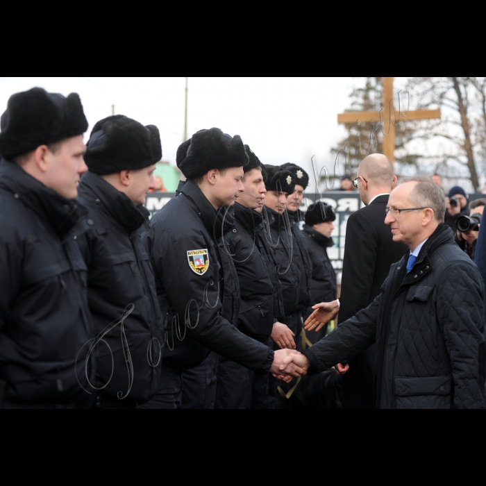 Прем'єр-міністр України Арсеній Яценюк під час церемонії запуску груп швидкого реагування патрульної поліції Білоцерківського відділу поліції ГУ Національної поліції в Київській області, у Білій Церкві. Ці групи працюватимуть в рамках експерименту, розробленого за підтримки Консультативної місії ЄС на базі Самбірського відділу поліції Львівщини. Зараз цей досвід запроваджується у Київській, Харківській та Львівській областях. У заході візьмуть участь: міністр внутрішніх справ України Арсен Аваков, голова Національної поліції України Хатія Деканоідзе, голова представництва Європейського Союзу в Україні Ян Томбінський і новий Голова Консультативної місії ЄС Кястутіс Ланчінскас (Київська область, м. Біла Церква)