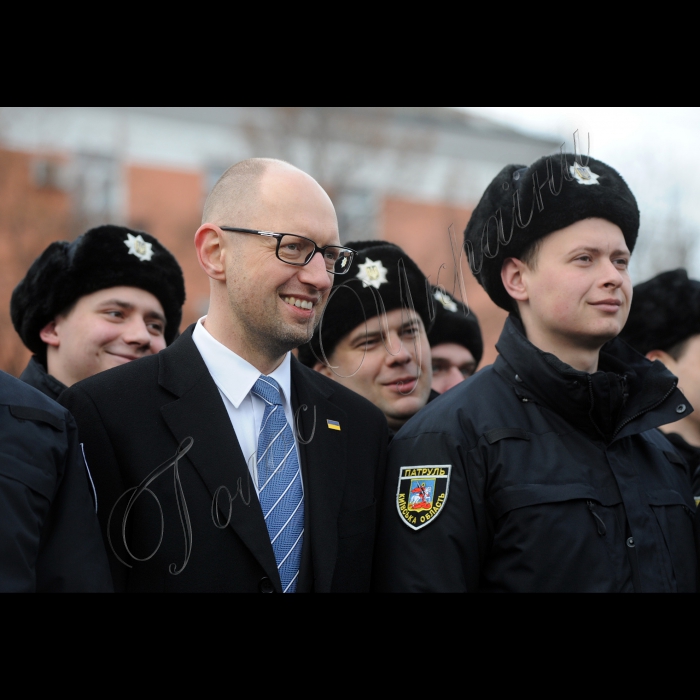 Прем'єр-міністр України Арсеній Яценюк під час церемонії запуску груп швидкого реагування патрульної поліції Білоцерківського відділу поліції ГУ Національної поліції в Київській області, у Білій Церкві. Ці групи працюватимуть в рамках експерименту, розробленого за підтримки Консультативної місії ЄС на базі Самбірського відділу поліції Львівщини. Зараз цей досвід запроваджується у Київській, Харківській та Львівській областях. У заході візьмуть участь: міністр внутрішніх справ України Арсен Аваков, голова Національної поліції України Хатія Деканоідзе, голова представництва Європейського Союзу в Україні Ян Томбінський і новий Голова Консультативної місії ЄС Кястутіс Ланчінскас (Київська область, м. Біла Церква)