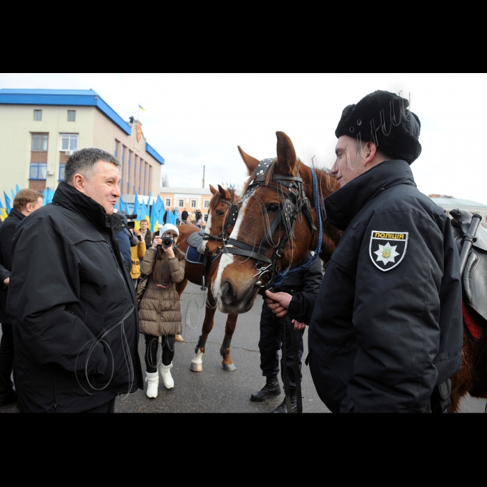 Прем'єр-міністр України Арсеній Яценюк під час церемонії запуску груп швидкого реагування патрульної поліції Білоцерківського відділу поліції ГУ Національної поліції в Київській області, у Білій Церкві. Ці групи працюватимуть в рамках експерименту, розробленого за підтримки Консультативної місії ЄС на базі Самбірського відділу поліції Львівщини. Зараз цей досвід запроваджується у Київській, Харківській та Львівській областях. У заході візьмуть участь: міністр внутрішніх справ України Арсен Аваков, голова Національної поліції України Хатія Деканоідзе, голова представництва Європейського Союзу в Україні Ян Томбінський і новий Голова Консультативної місії ЄС Кястутіс Ланчінскас (Київська область, м. Біла Церква)