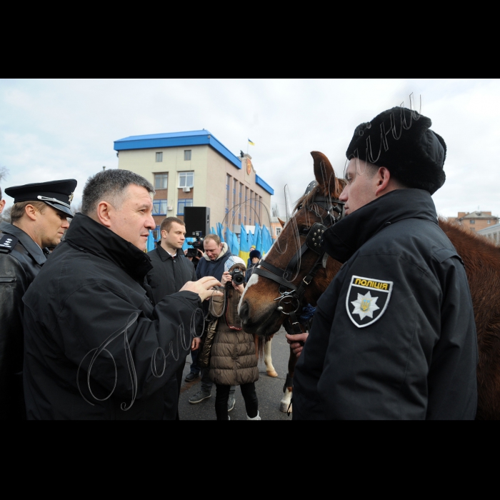 Прем'єр-міністр України Арсеній Яценюк під час церемонії запуску груп швидкого реагування патрульної поліції Білоцерківського відділу поліції ГУ Національної поліції в Київській області, у Білій Церкві. Ці групи працюватимуть в рамках експерименту, розробленого за підтримки Консультативної місії ЄС на базі Самбірського відділу поліції Львівщини. Зараз цей досвід запроваджується у Київській, Харківській та Львівській областях. У заході візьмуть участь: міністр внутрішніх справ України Арсен Аваков, голова Національної поліції України Хатія Деканоідзе, голова представництва Європейського Союзу в Україні Ян Томбінський і новий Голова Консультативної місії ЄС Кястутіс Ланчінскас (Київська область, м. Біла Церква)