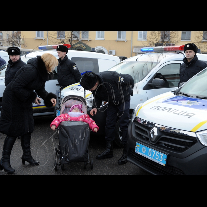 Прем'єр-міністр України Арсеній Яценюк під час церемонії запуску груп швидкого реагування патрульної поліції Білоцерківського відділу поліції ГУ Національної поліції в Київській області, у Білій Церкві. Ці групи працюватимуть в рамках експерименту, розробленого за підтримки Консультативної місії ЄС на базі Самбірського відділу поліції Львівщини. Зараз цей досвід запроваджується у Київській, Харківській та Львівській областях. У заході візьмуть участь: міністр внутрішніх справ України Арсен Аваков, голова Національної поліції України Хатія Деканоідзе, голова представництва Європейського Союзу в Україні Ян Томбінський і новий Голова Консультативної місії ЄС Кястутіс Ланчінскас (Київська область, м. Біла Церква)