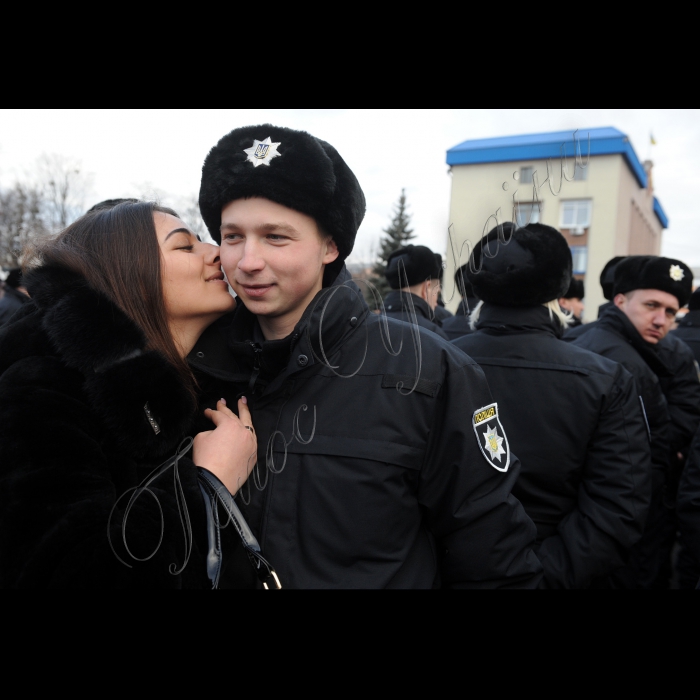 Прем'єр-міністр України Арсеній Яценюк під час церемонії запуску груп швидкого реагування патрульної поліції Білоцерківського відділу поліції ГУ Національної поліції в Київській області, у Білій Церкві. Ці групи працюватимуть в рамках експерименту, розробленого за підтримки Консультативної місії ЄС на базі Самбірського відділу поліції Львівщини. Зараз цей досвід запроваджується у Київській, Харківській та Львівській областях. У заході візьмуть участь: міністр внутрішніх справ України Арсен Аваков, голова Національної поліції України Хатія Деканоідзе, голова представництва Європейського Союзу в Україні Ян Томбінський і новий Голова Консультативної місії ЄС Кястутіс Ланчінскас (Київська область, м. Біла Церква).
Родина Ковтун Віталій (капрал, колишній молодший сержант міліції, пройшов переатестацію, отримав звання капрала) та його дружина Марія