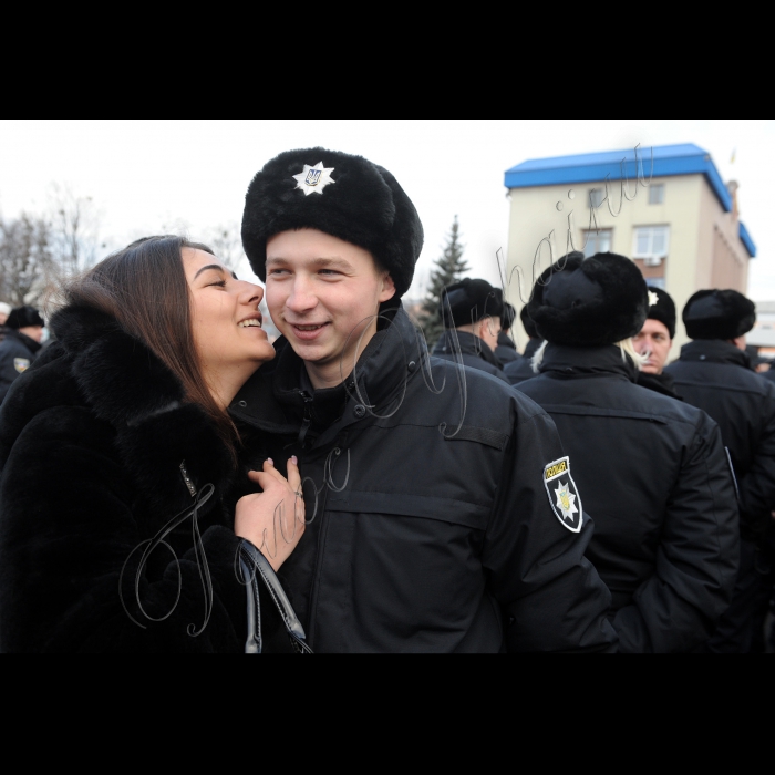 Прем'єр-міністр України Арсеній Яценюк під час церемонії запуску груп швидкого реагування патрульної поліції Білоцерківського відділу поліції ГУ Національної поліції в Київській області, у Білій Церкві. Ці групи працюватимуть в рамках експерименту, розробленого за підтримки Консультативної місії ЄС на базі Самбірського відділу поліції Львівщини. Зараз цей досвід запроваджується у Київській, Харківській та Львівській областях. У заході візьмуть участь: міністр внутрішніх справ України Арсен Аваков, голова Національної поліції України Хатія Деканоідзе, голова представництва Європейського Союзу в Україні Ян Томбінський і новий Голова Консультативної місії ЄС Кястутіс Ланчінскас (Київська область, м. Біла Церква).
Родина Ковтун Віталій (капрал, колишній молодший сержант міліції, пройшов переатестацію, отримав звання капрала) та його дружина Марія