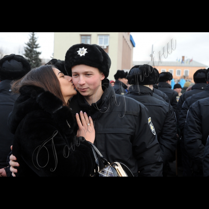 Прем'єр-міністр України Арсеній Яценюк під час церемонії запуску груп швидкого реагування патрульної поліції Білоцерківського відділу поліції ГУ Національної поліції в Київській області, у Білій Церкві. Ці групи працюватимуть в рамках експерименту, розробленого за підтримки Консультативної місії ЄС на базі Самбірського відділу поліції Львівщини. Зараз цей досвід запроваджується у Київській, Харківській та Львівській областях. У заході візьмуть участь: міністр внутрішніх справ України Арсен Аваков, голова Національної поліції України Хатія Деканоідзе, голова представництва Європейського Союзу в Україні Ян Томбінський і новий Голова Консультативної місії ЄС Кястутіс Ланчінскас (Київська область, м. Біла Церква).
Родина Ковтун Віталій (капрал, колишній молодший сержант міліції, пройшов переатестацію, отримав звання капрала) та його дружина Марія