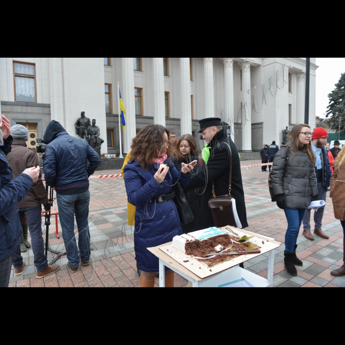 Біля ВРУ відбуделася акція, під час якої активісти поділили урядові портфелі та представлять новий варіант Коаліційної Угоди. Учасники акції представлять додаток до Коаліційної Угоди на 2016 рік. Громадські активісти почастували лідерів фракцій коаліції символічним тортом, декорованим урядовими портфелями. 