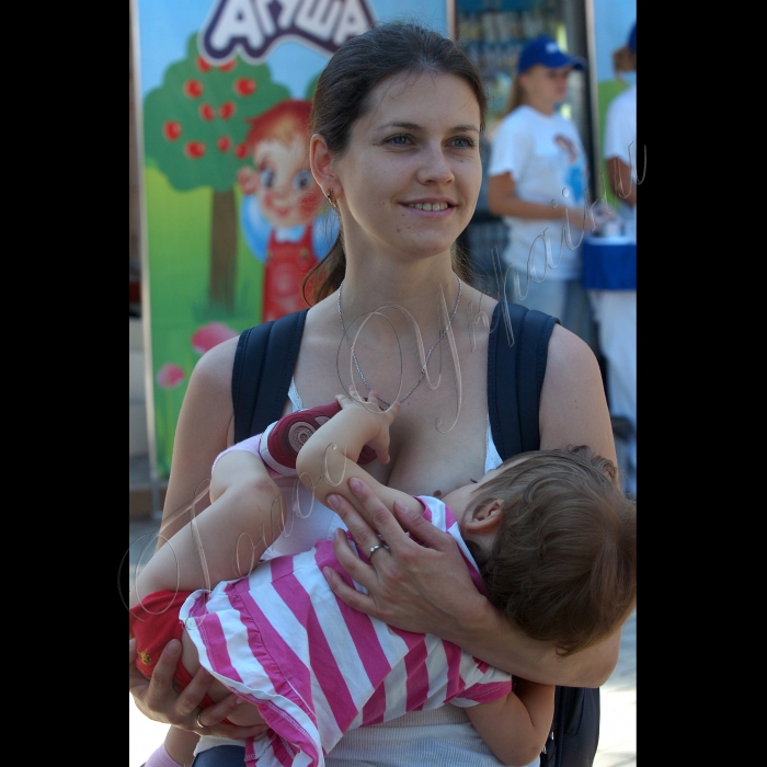 В Києві в парку ім. Т. Г. Шевченка в рамках Всесвітнього щорічного тижня грудного вигодовування відбулося свято-акція на підтримку грудного вигодовування 