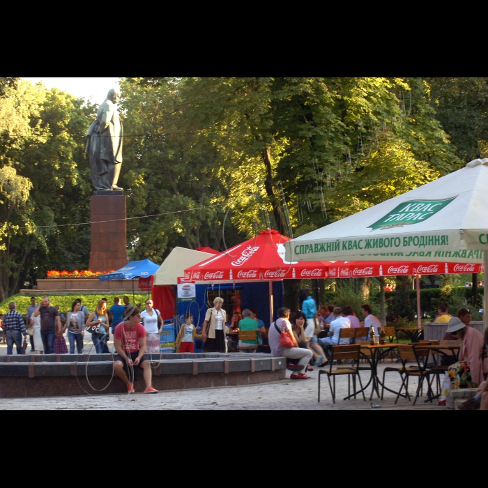 Київ, парк ім. Тараса Шевченка.
Торгові намети заважають відпочивальникам.
