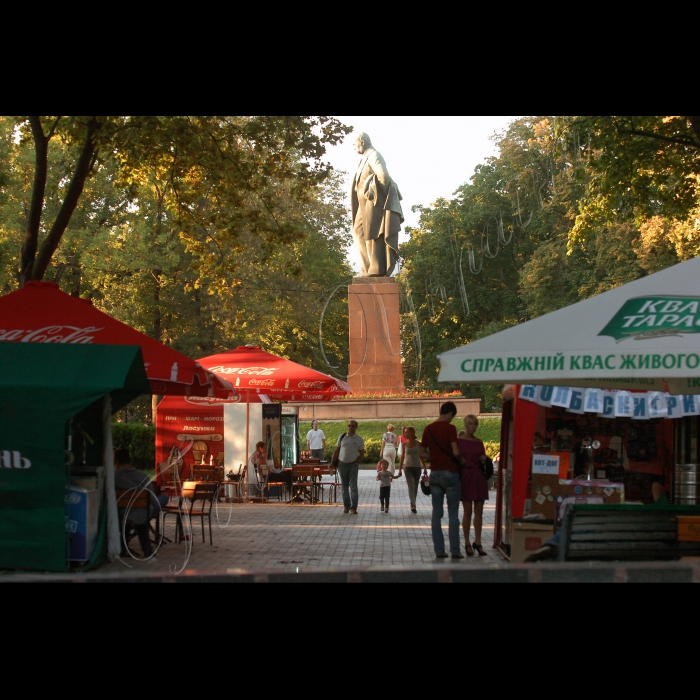 Київ, парк ім. Тараса Шевченка.
Торгові намети заважають відпочивальникам.
