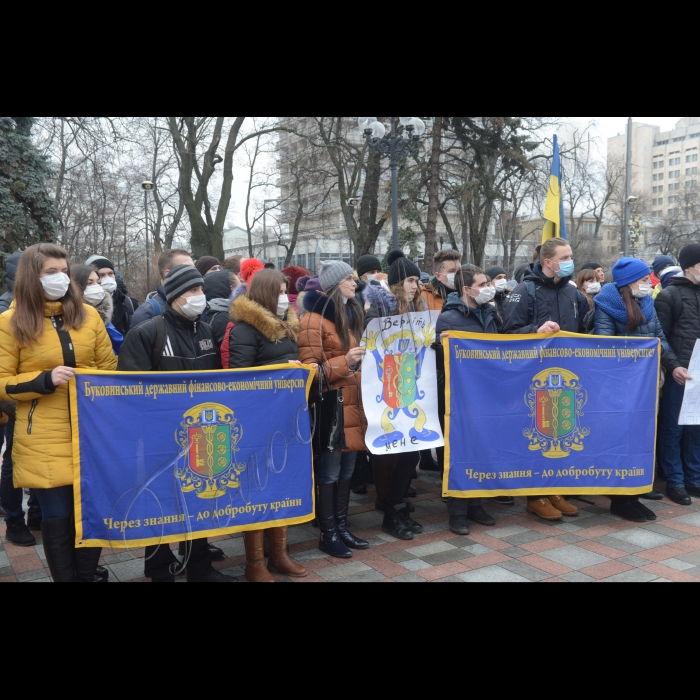 Мітинг під стінами ВР - парламенту студентів Буковинскького державного фінансово- економічного університету з вимогою не закривати їх ВУЗ.