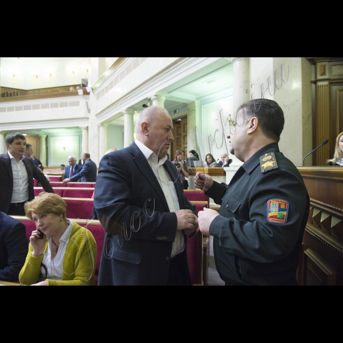 Пленарне засідання Верховної Ради України.
Година запитань до Уряду у ВР України.
Віктор Чумак, Степан Полторак;