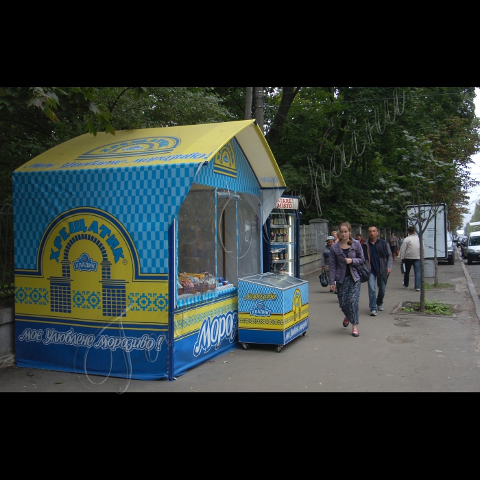 Київ, МАФи біля  метро «Університет».