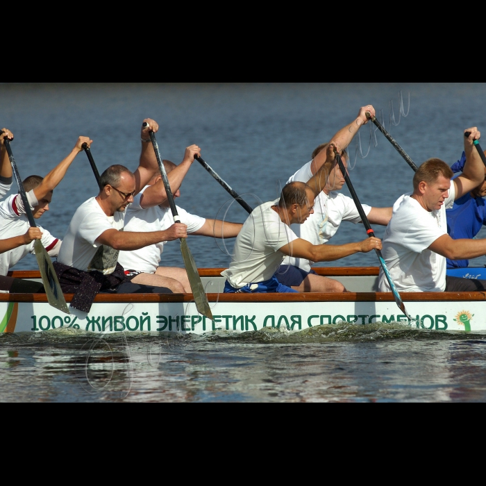 Відбулося офіційне відкриття водноспортивного фестивалю «Русанівське коло».  У програмі фестивалю: змагання з веслування на байдарках і каное, змагання з веслування на човнах «Дракон», марафон для всіх видів човнів. Водноспортивний фестиваль проходитиме в акваторії Русанівської затоки.