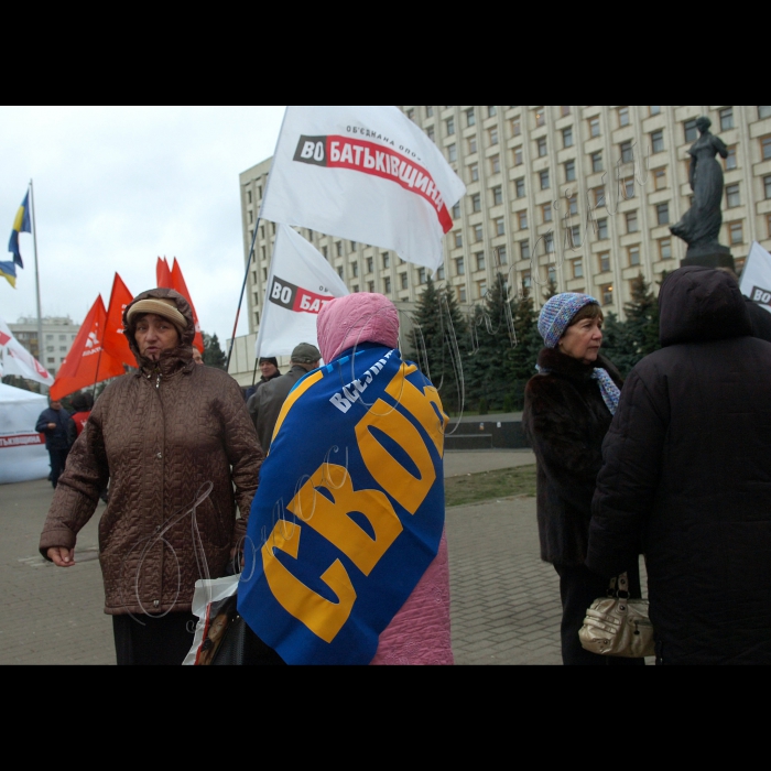 Біля будівлі Центральної виборчої комісії продовжується мітинг об’єднаної опозиції проти фальсифікацій на виборах до Верховної Ради України.