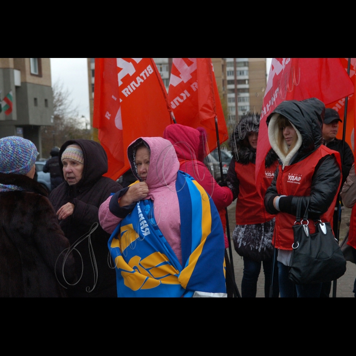 Біля будівлі Центральної виборчої комісії продовжується мітинг об’єднаної опозиції проти фальсифікацій на виборах до Верховної Ради України.