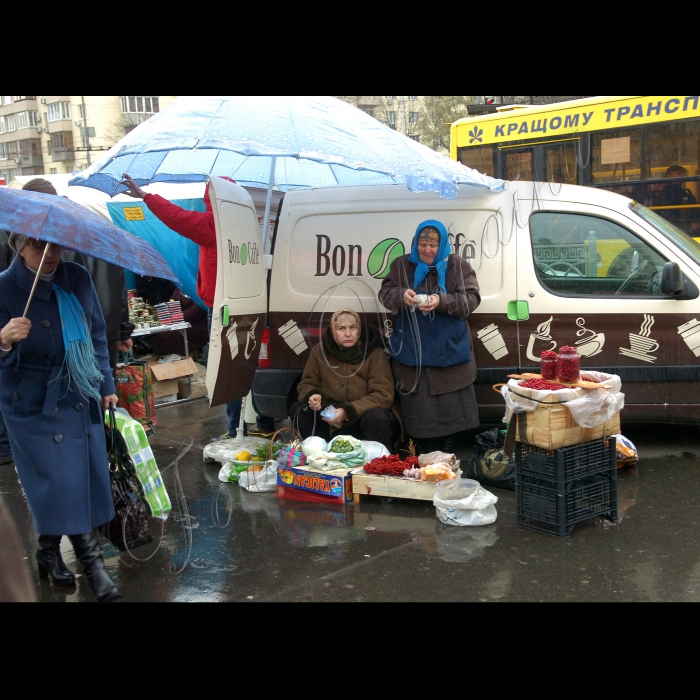 Біля будівлі Центральної виборчої комісії продовжується мітинг об’єднаної опозиції проти фальсифікацій на виборах до Верховної Ради України.