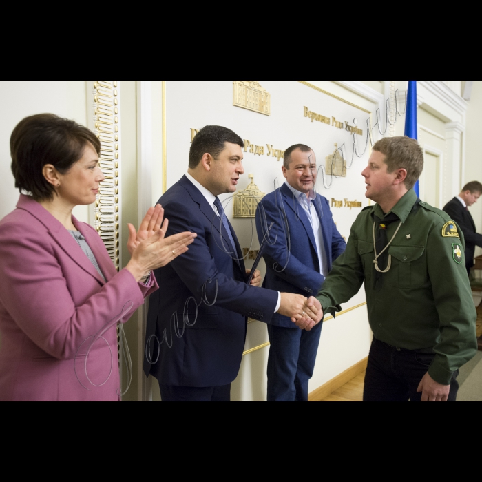 Голова ВР України Володимир Гройсман вручив Премії Верховної Ради педагогічним працівникам загальноосвітніх, професійно-технічних, дошкільних та позашкільних навчальних закладів, молодим ученим в галузі фундаментальних і прикладних досліджень та науково-технічних розробок; молоді за внесок у розвиток парламентаризму, місцевого самоврядування.
Голова окружної пластової старшини Хімій Олег отримує нагороду, якою нагороджено Громадську організацію «Івано-Франківська округа пласту – Національної скаутської організації»