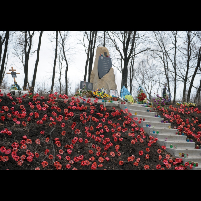 Донецька область. 
На трасі між Слов'янськом і Краматорському народні депутати України поклали квіти біля пам'ятного знаку загиблим героям Олександру Серебрякову і Роману Менделя. Тоді, 4 липня 2014 року, на цій автодорозі бійці ВСУ віддали свої життя, намагаючись зупинити колону бронетехніки ДНР, яка йшла на прорив.
