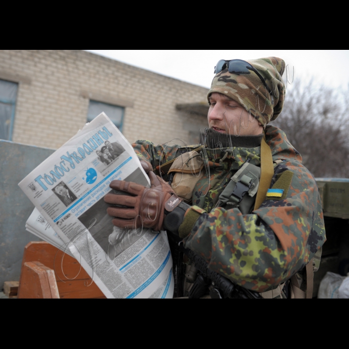 Прес-тур журналістів центральних та регіональних ЗМІ до Луганської та Донецької областей
за участі народних депутатів України  міжфракційного об’єднання «ЄвроОптимісти».
Місто Слав’янск Донецька обл. гора Карачун, Депутати оглянули зруйновану телевежу та нагальність відбудови вежі, яка сягала 200 метрів, для передачі сигналу українських телеканалів на окуповану територію.
Боець батальну МВС спецпризначення 