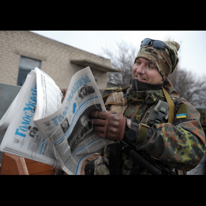 Прес-тур журналістів центральних та регіональних ЗМІ до Луганської та Донецької областей
за участі народних депутатів України  міжфракційного об’єднання «ЄвроОптимісти».
Місто Слав’янск Донецька обл. гора Карачун, Депутати оглянули зруйновану телевежу та нагальність відбудови вежі, яка сягала 200 метрів, для передачі сигналу українських телеканалів на окуповану територію.
Боець батальну МВС спецпризначення 